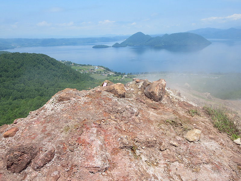 昭和新山の山頂と眼下に広がる洞爺カルデラ